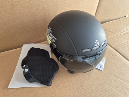 Helmet with visor and ear heated pads - Image 2